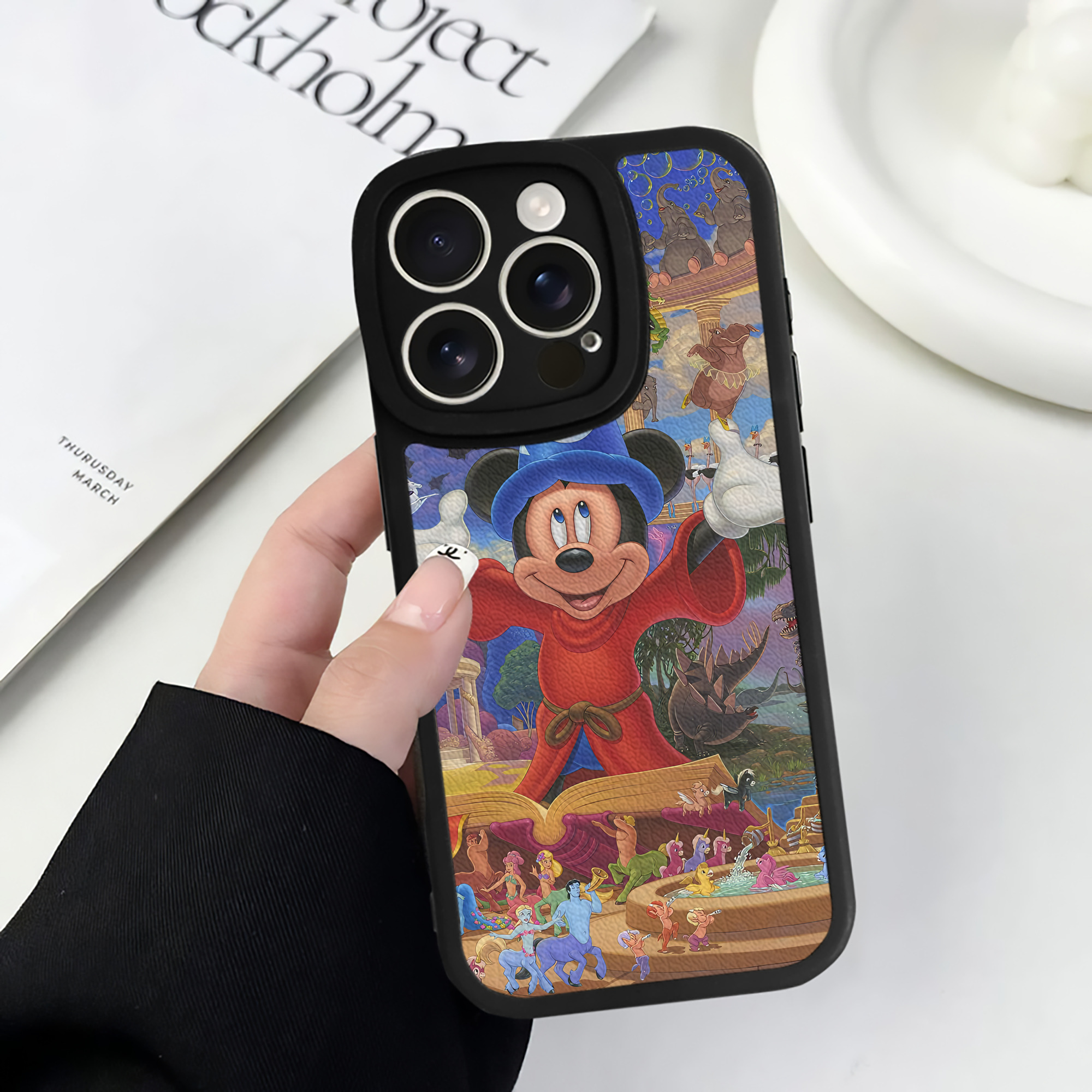 （画像用） ミッキーマウス Mickey Mouse 【iPhone 16シリーズ対応】シリコンスマホケース（レザー調） 材質：シリコン